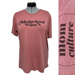 Motherhood Winging It Mom Culture Tee Super Soft Graphic Relaxed Fit Shirt Sz: L